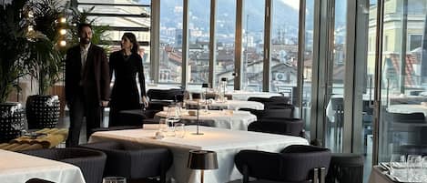 2 restaurantes, se sirve desayuno