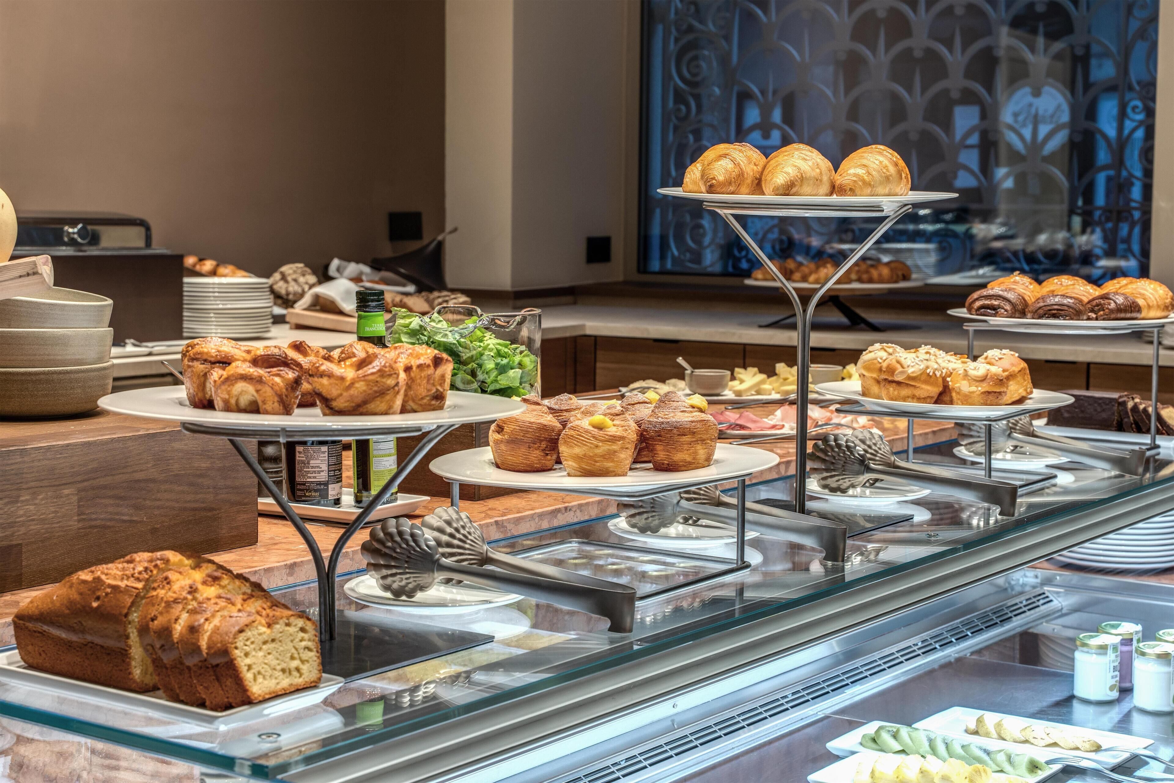 فطور كامل يوميًا بتكلفة قدرها (35 EUR للشخص)