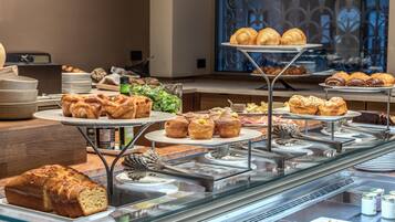 Daily full breakfast (EUR 35 per person)