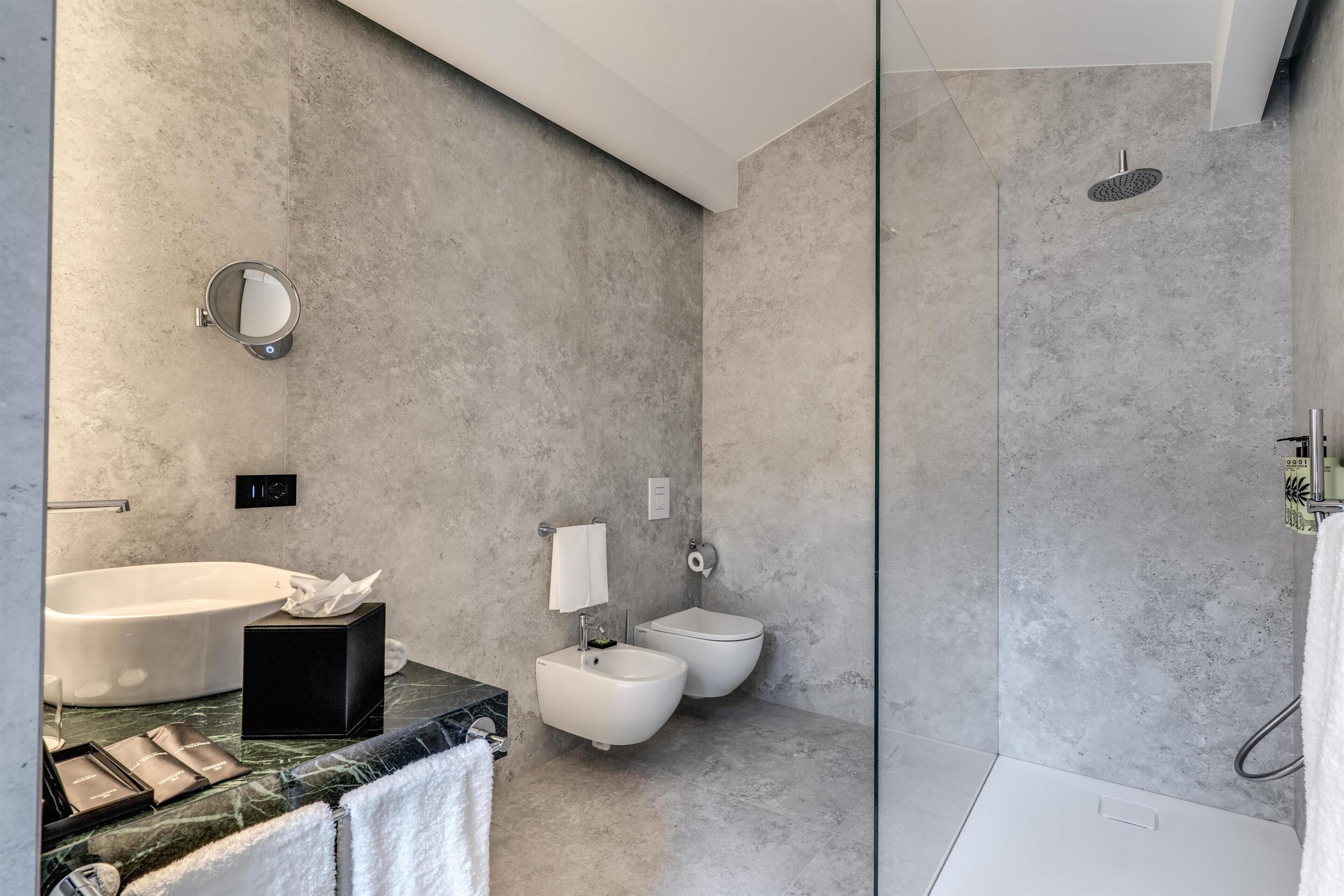 Une salle de bain moderne équipée d’une baignoire, d’un bidet et d’une douche.