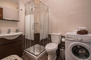 Villa, 5 Schlafzimmer, Raucher, eigener Pool | Badezimmer | Dusche, Handtücher