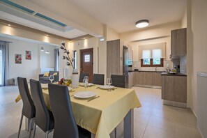 Villa, 5 Schlafzimmer, Raucher, eigener Pool | Essbereich im Zimmer
