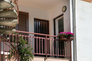 Exterior detail - House facing the sea in San Saba (Messina)