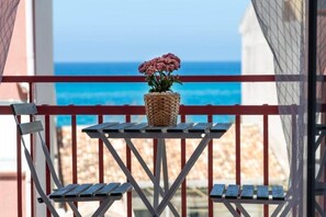 Outdoor dining - House facing the sea in San Saba (Messina)