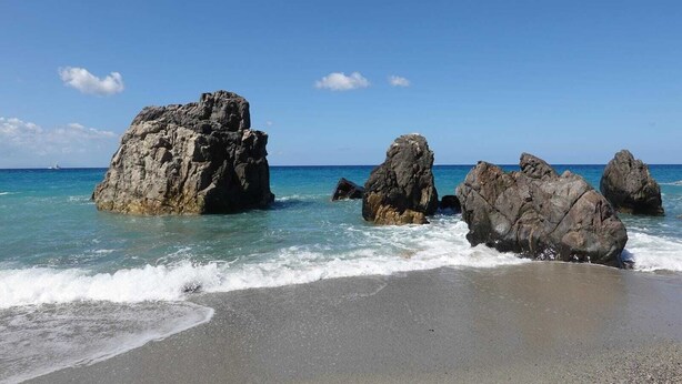 A beach with large rocks and clear blue water. - House facing the sea in San Saba (Messina)