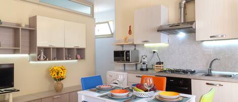 Coffee/tea maker, fridge, microwave, oven