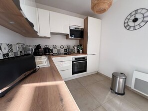 Kühlschrank, Mikrowelle, Ofen, Geschirrspüler