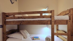 A bunk bed with white bedding and a book on the lower bunk. - Renovated studio in Courchevel 1850, ski-in/ski-out, 4 pax, parking included (Courchevel)