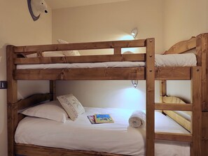 A bunk bed with white bedding and a book on the lower bunk. - Renovated studio in Courchevel 1850, ski-in/ski-out, 4 pax, parking included (Courchevel)
