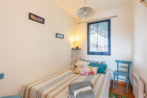 Iron/ironing board - Seaside Getaway on the Côte Bleue (Carro)