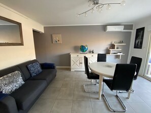TV - Charming T2 in Balaruc-les-Bains, near thermal baths, WiFi, pets allowed, air conditioning (Balaruc-les-Bains)