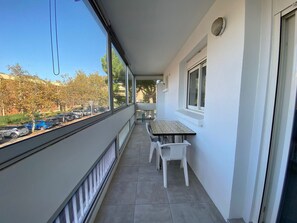 Outdoor dining - Charming T2 in Balaruc-les-Bains, near thermal baths, WiFi, pets allowed, air conditioning (Balaruc-les-Bains)