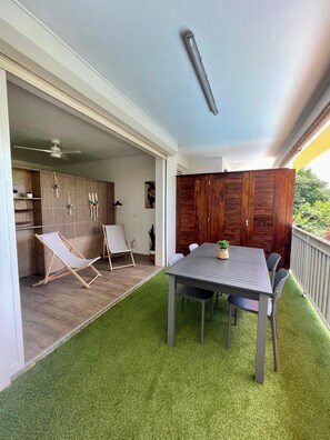 Outdoor dining - Ti Lodge nature, Apartment/Gite 2/4 persons, middle of villa shared pool (Sainte-Anne)