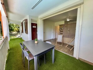 Outdoor dining - Ti Lodge nature, Apartment/Gite 2/4 persons, middle of villa shared pool (Sainte-Anne)