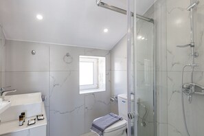 Villa, 2 Schlafzimmer, Raucher, eigener Pool | Badezimmer | Dusche, Handtücher