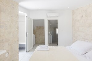 Villa, 2 Schlafzimmer, Raucher, eigener Pool | 2 Schlafzimmer, kostenlose Babybetten, Bettwäsche