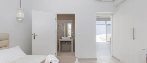 2 Schlafzimmer, kostenlose Babybetten, Bettwäsche