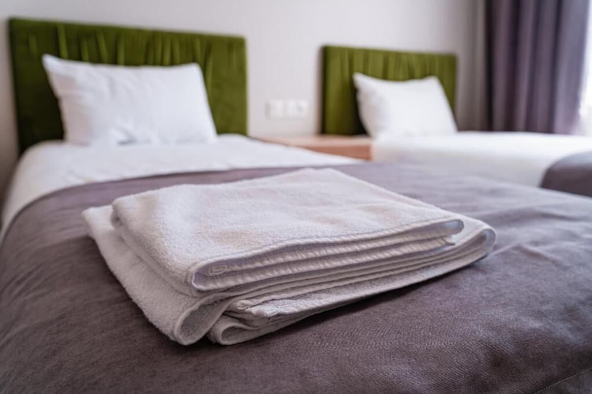 Standard tvåbäddsrum - utsikt mot innergården