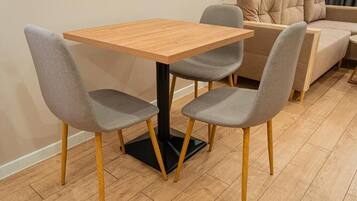 Deluxe Suite, Courtyard View | Dining