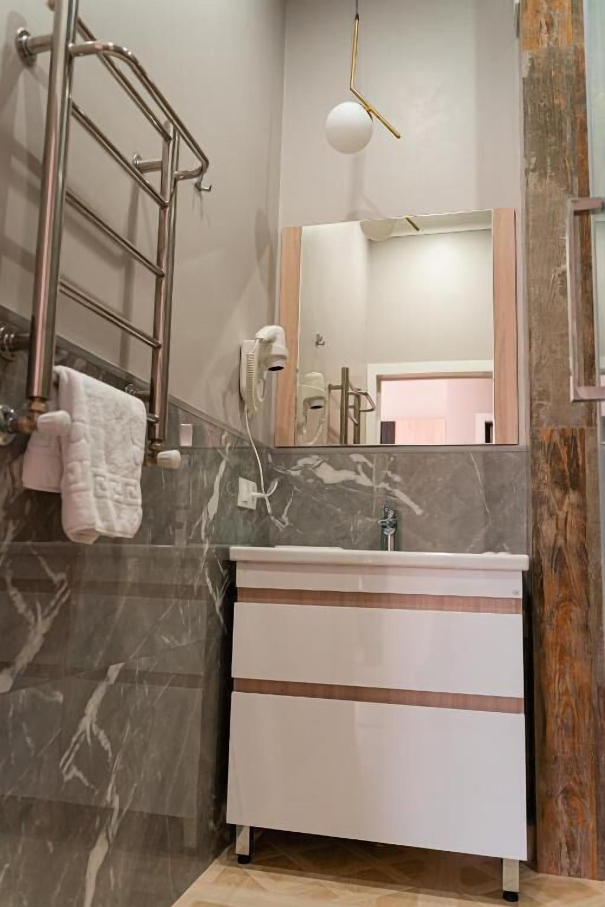 Standard Twin Room, Courtyard View | Bathroom