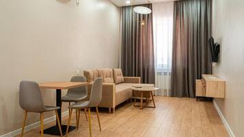 Svit Deluxe - utsikt mot innergÄrden | Vardagsrum