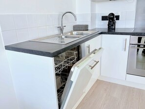 Fridge, microwave, oven, stovetop - 2-Bed York City Centre Flat Near Christmas Market (York)