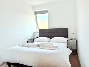 Iron/ironing board, WiFi, bed sheets - 2-Bed York City Centre Flat Near Christmas Market (York)