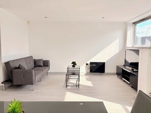 TV, offices - 2-Bed York City Centre Flat Near Christmas Market (York)