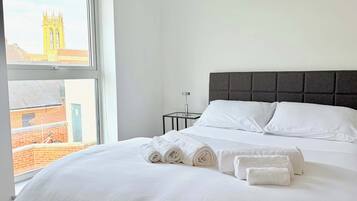 Desk, iron/ironing board, WiFi, bed sheets