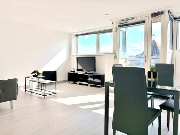 TV, offices - 2-Bed York City Centre Flat Near Christmas Market (York)