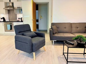 Una televisión, una oficina