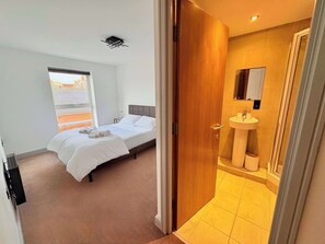 Strykjärn/strykbräda, wi-fi och sängkläder