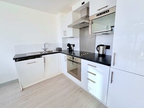 Fridge, microwave, oven, stovetop - 2-Bed York City Centre Flat Near Christmas Market (York)