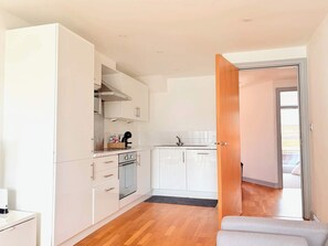 Fridge, microwave, oven, stovetop - York City centre 2-Bed Apartment - Best Location near Shops and Museums (York)