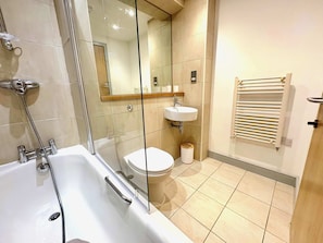 Dusche, Haartrockner, Handtücher, Shampoo
