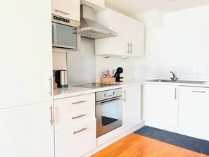 Fridge, microwave, oven, stovetop - York City centre 2-Bed Apartment - Best Location near Shops and Museums (York)