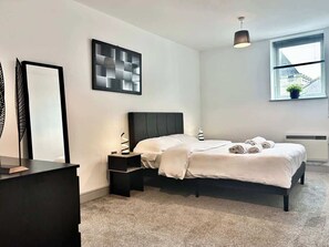 2 Schlafzimmer, Schreibtisch, Bügeleisen/Bügelbrett, WLAN