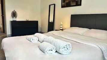 Desk, iron/ironing board, WiFi, bed sheets