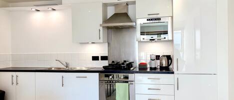 Refrigerador, microondas, horno y parrilla de estufa