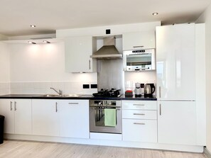 ثلاجة، ميكروويف، فرن، موقد طهي مسطح