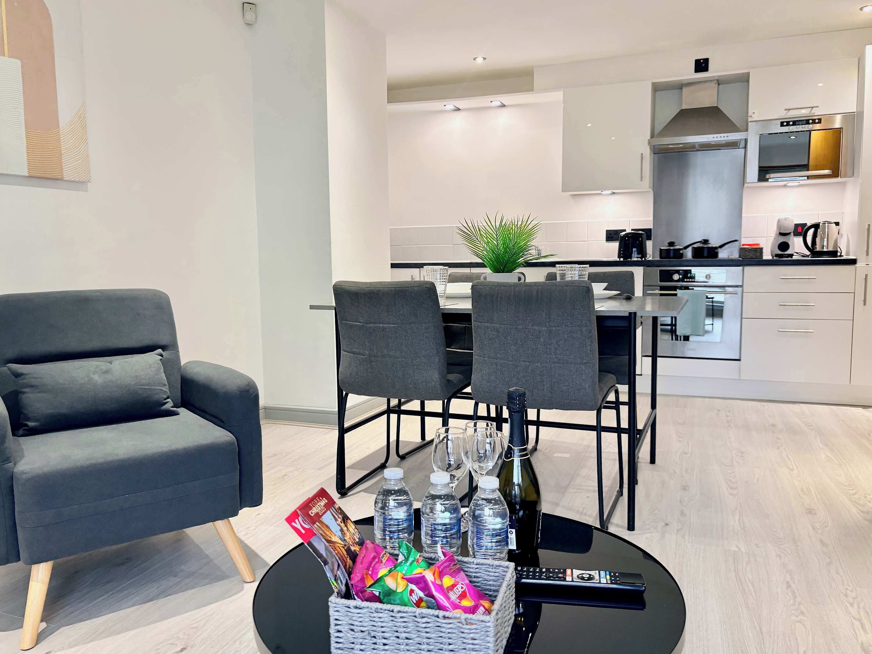 Frigorífico, microondas, horno y placa de cocina