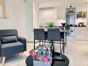 冷蔵庫、電子レンジ、オーブン、コンロ