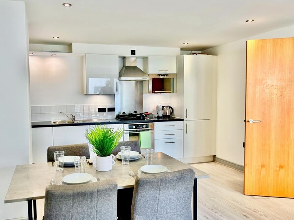 ثلاجة، ميكروويف، فرن، موقد طهي مسطح