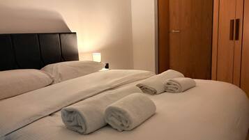 Iron/ironing board, WiFi, bed sheets