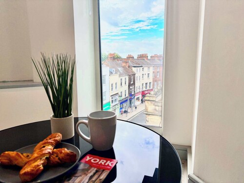 Modern 2-Bed Flat in York City Centre - Steps from Minster and Shambles