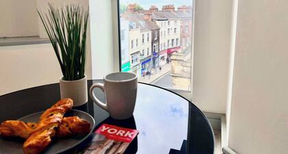 Modern 2-Bed Flat in York City Centre - Steps from Minster and Shambles