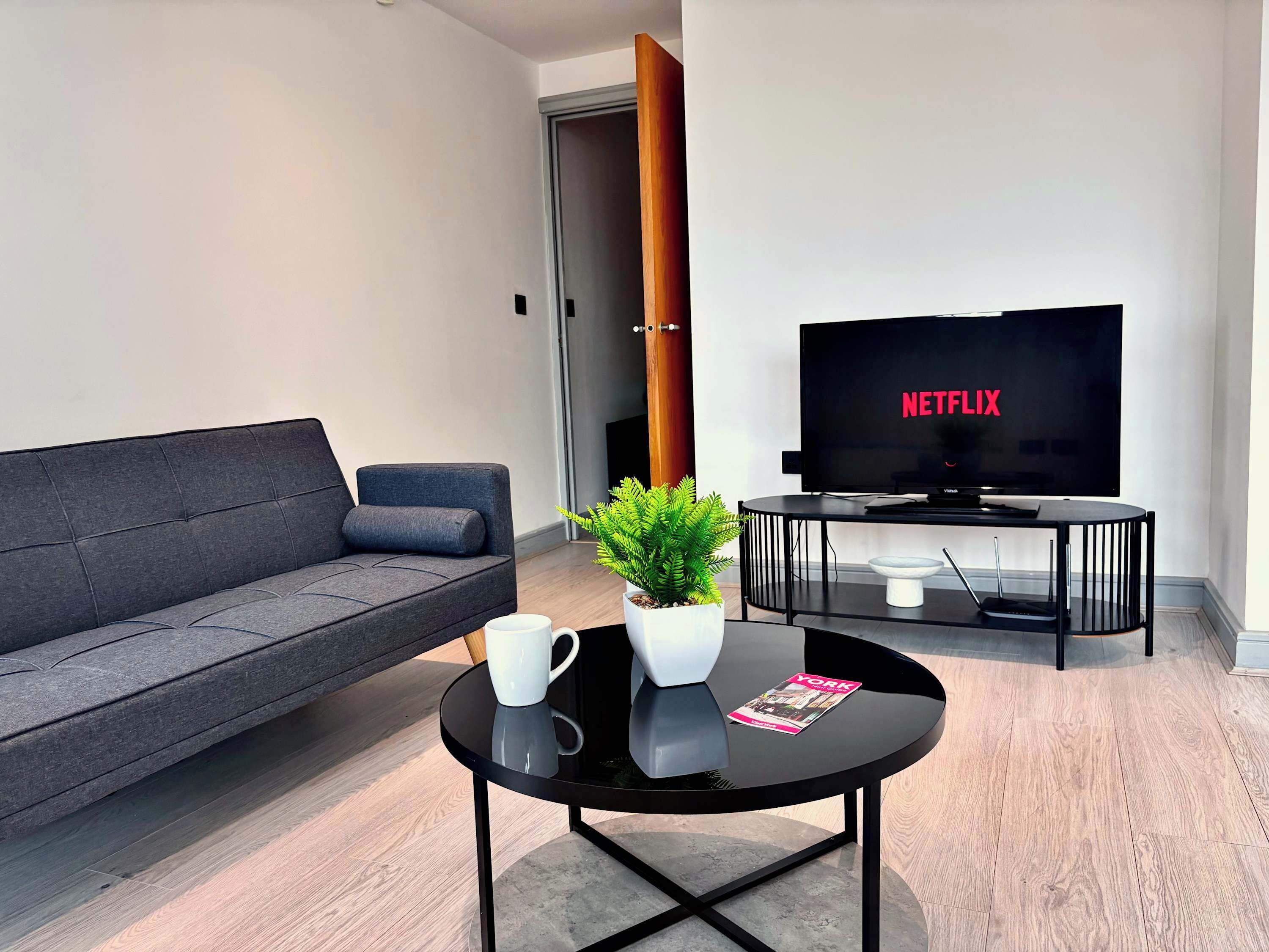 Televisión y oficina 