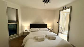 Escrivaninha, ferros/tábuas de passar roupa, Wi-Fi, roupa de cama