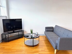 TV, offices - York City Centre 2-Bed Flat near Christmas Market (York)