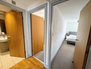 Iron/ironing board, WiFi, bed sheets - York City Centre 2-Bed Flat near Christmas Market (York)